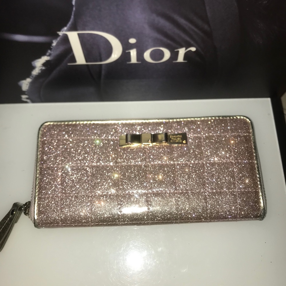 Samantha Thavasa pink bubble wallet
